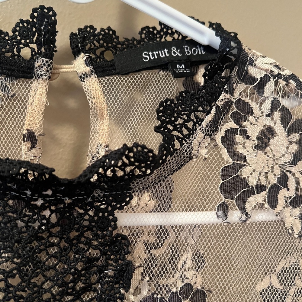 Strut & Bolt Black Floral Lace Romper Size Medium - Picture 3 of 4